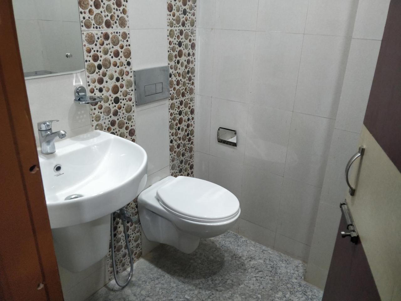 Oyo 16871 Anant Home Stay Shillong Eksteriør billede